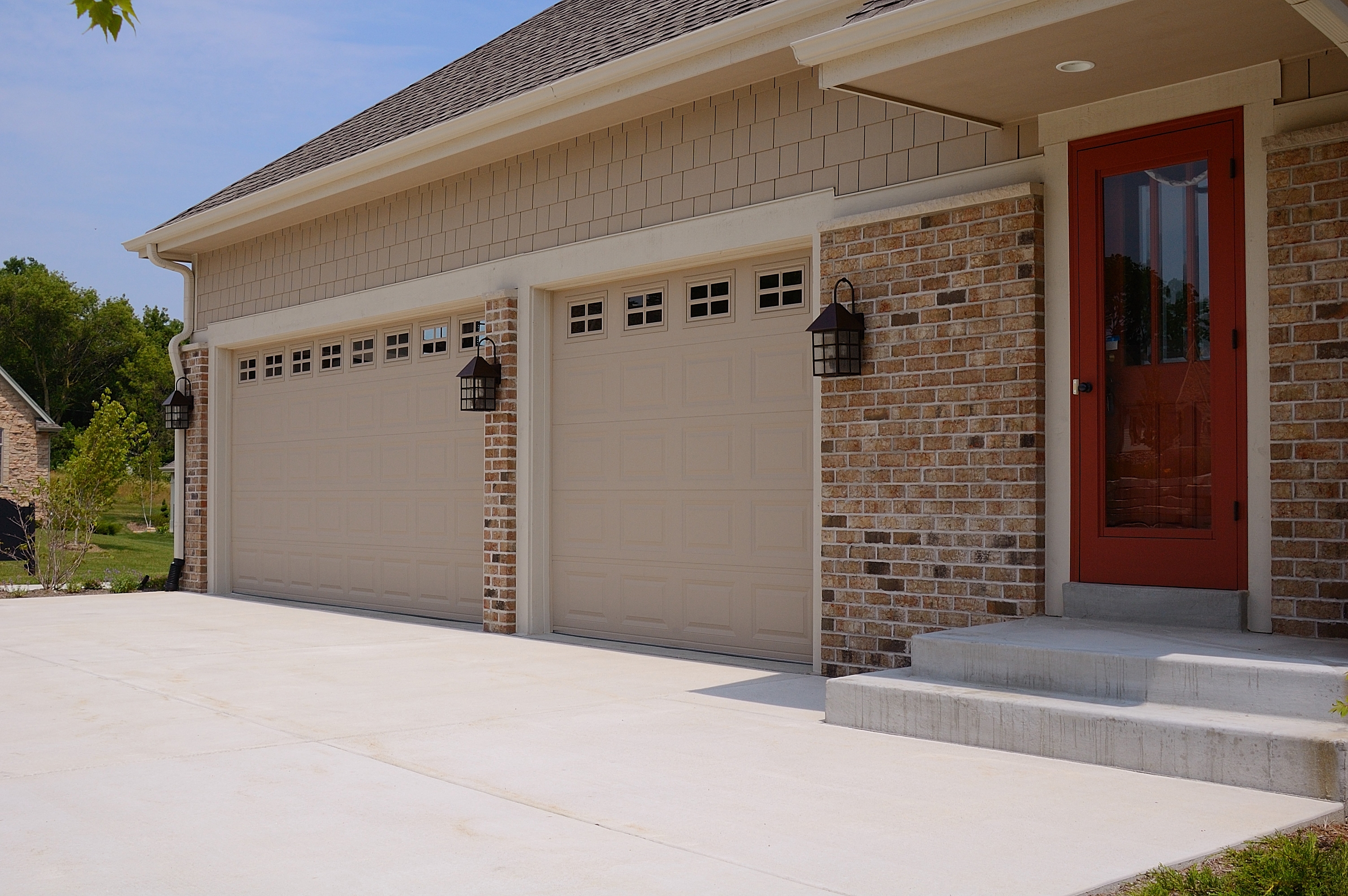 CHIResidential-Garage-Doors_Upright_Door_Service